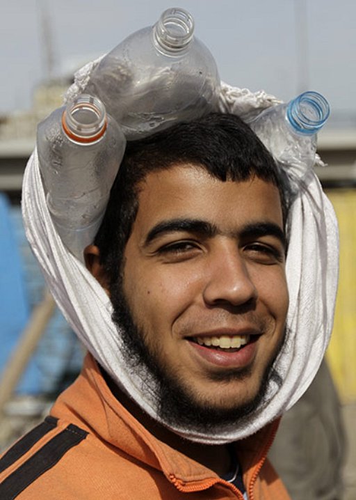 自分の頭は自分で守る、エジプトの反政府でも参加者達のDIYヘルメット