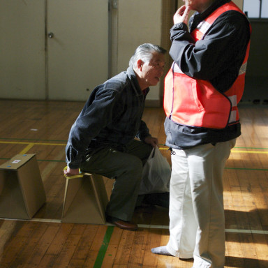 100％信用しきらないで座ってください。