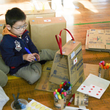 シールやマジックで模様を入れれば「自分のモノ」に！