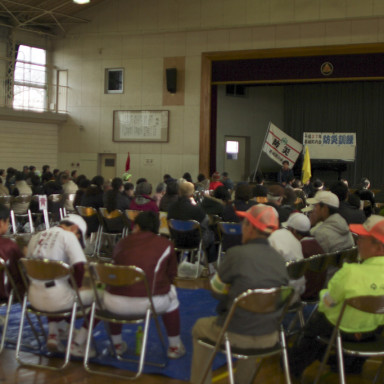 体育館の中には半分の250人ほどが