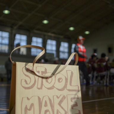 紙紐（お米袋の蓋に使われている紙帯）がいい感じです。