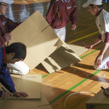 お互いに教えあいます。